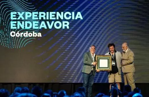 Llaryora experiencia Endeavor