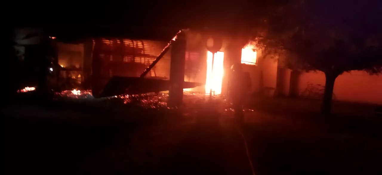 Santa Rosa se incendió una vivienda y las pérdidas fueron totales 03