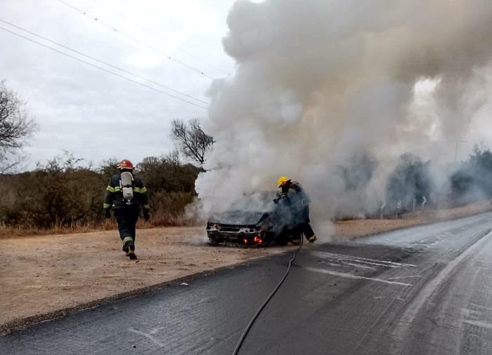 AUTO INCENDIADO STA ROSA 02