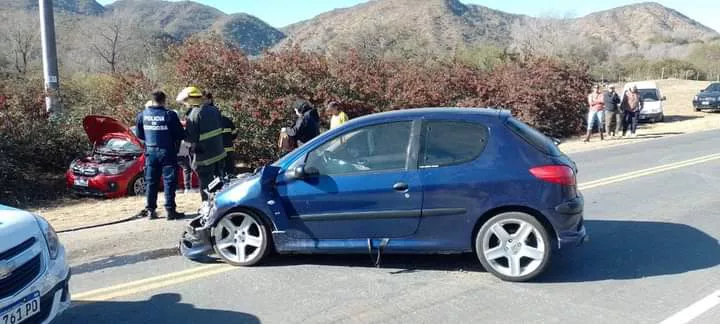 Villa General Belgrano: dos automóviles impactaron sobre la ruta 5