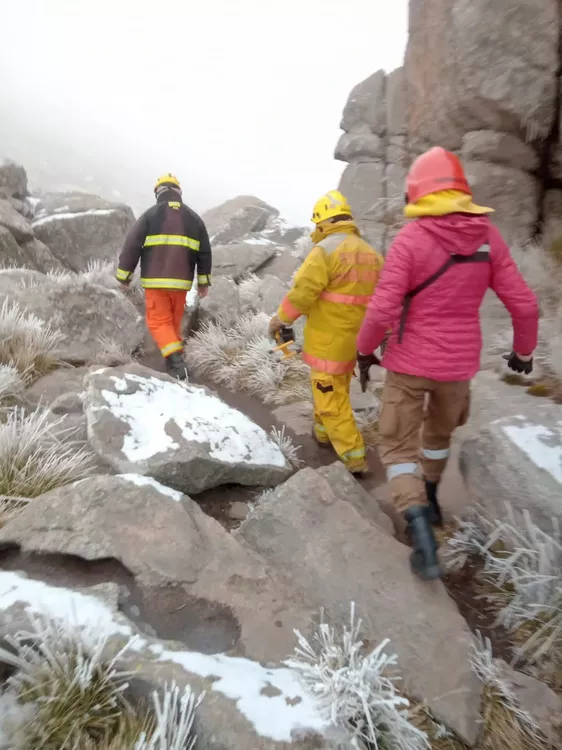 Cerro Chamaquí: bomberos rescataron a dos personas extraviadas 