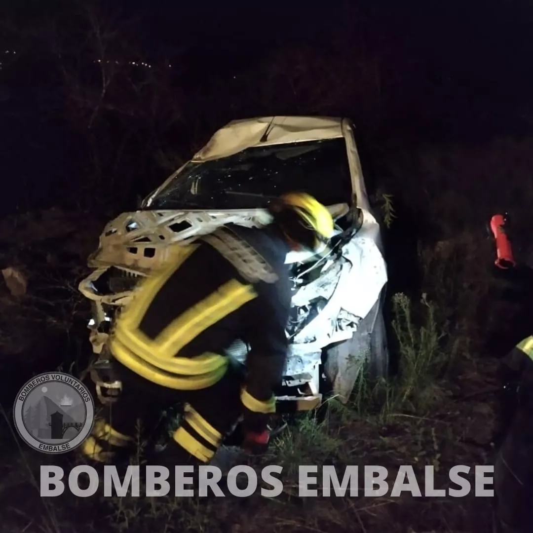 Embalse: un automóvil volcó espectacularmente sobre ruta 5