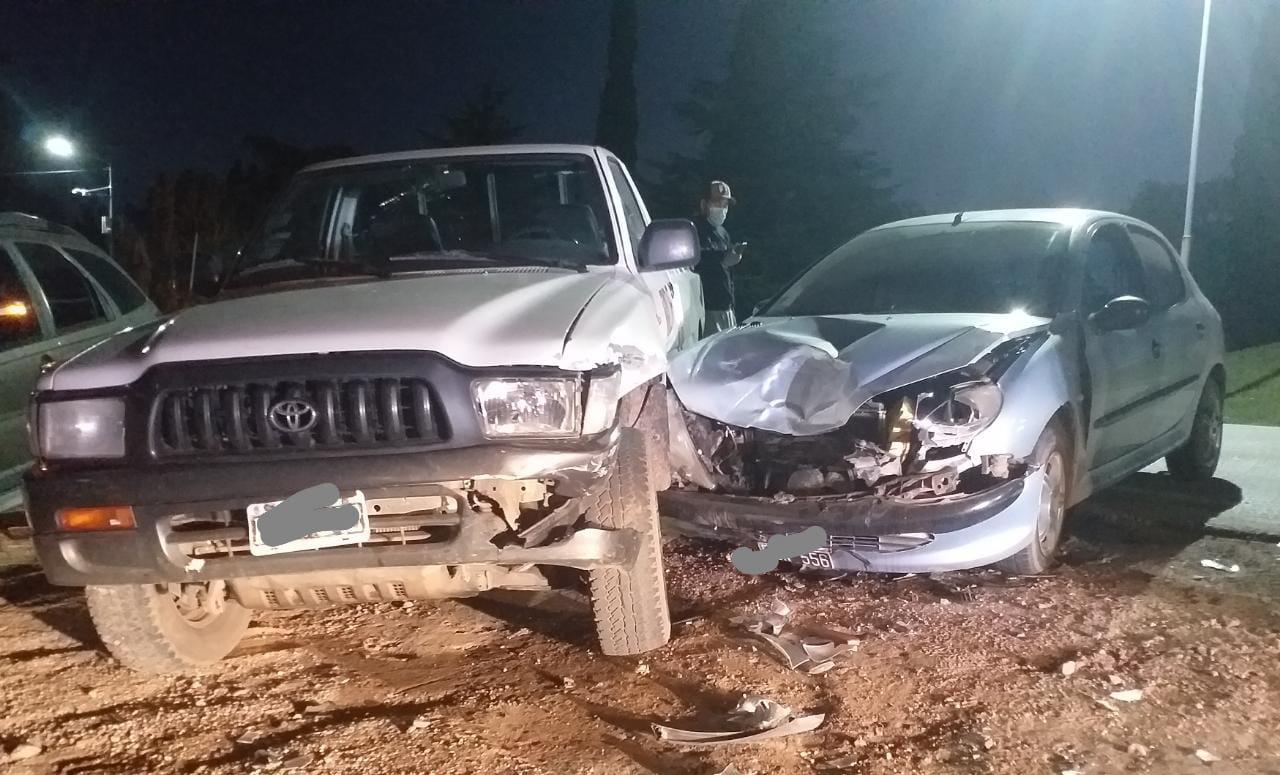 Choque en Embalse entre una Toyota Hilux y un Peugeot 206 01