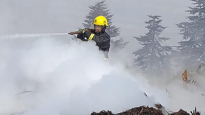 Bomberos en Cerro Pistarini 04