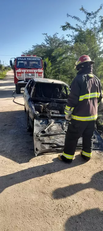Villa Yacanto: bomberos trabajaron en un incendio vehicular 