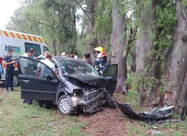 Un automóvil impacto con un arbol