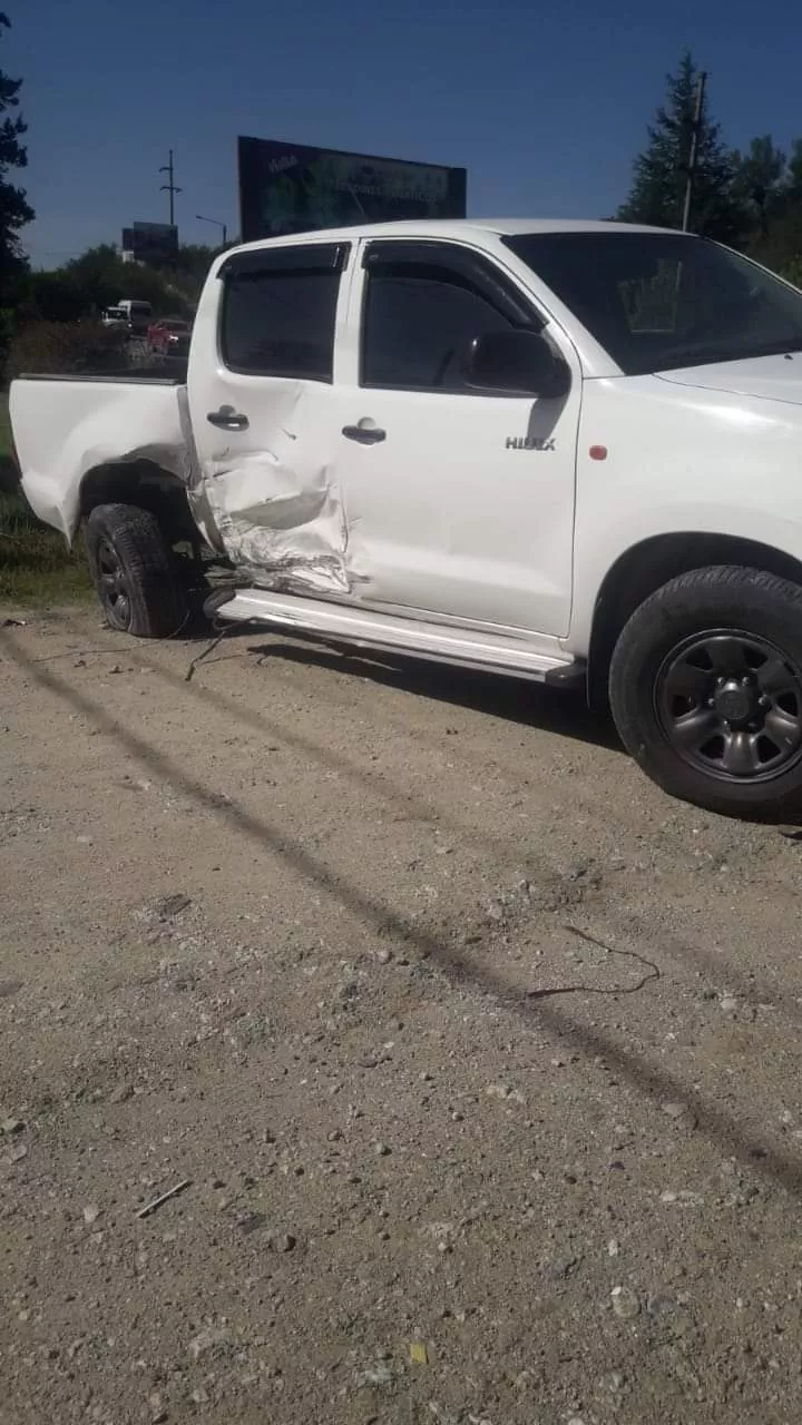 Un automóvil que remolcaba un carro y una camioneta chocaron violentamente sobre ruta 5