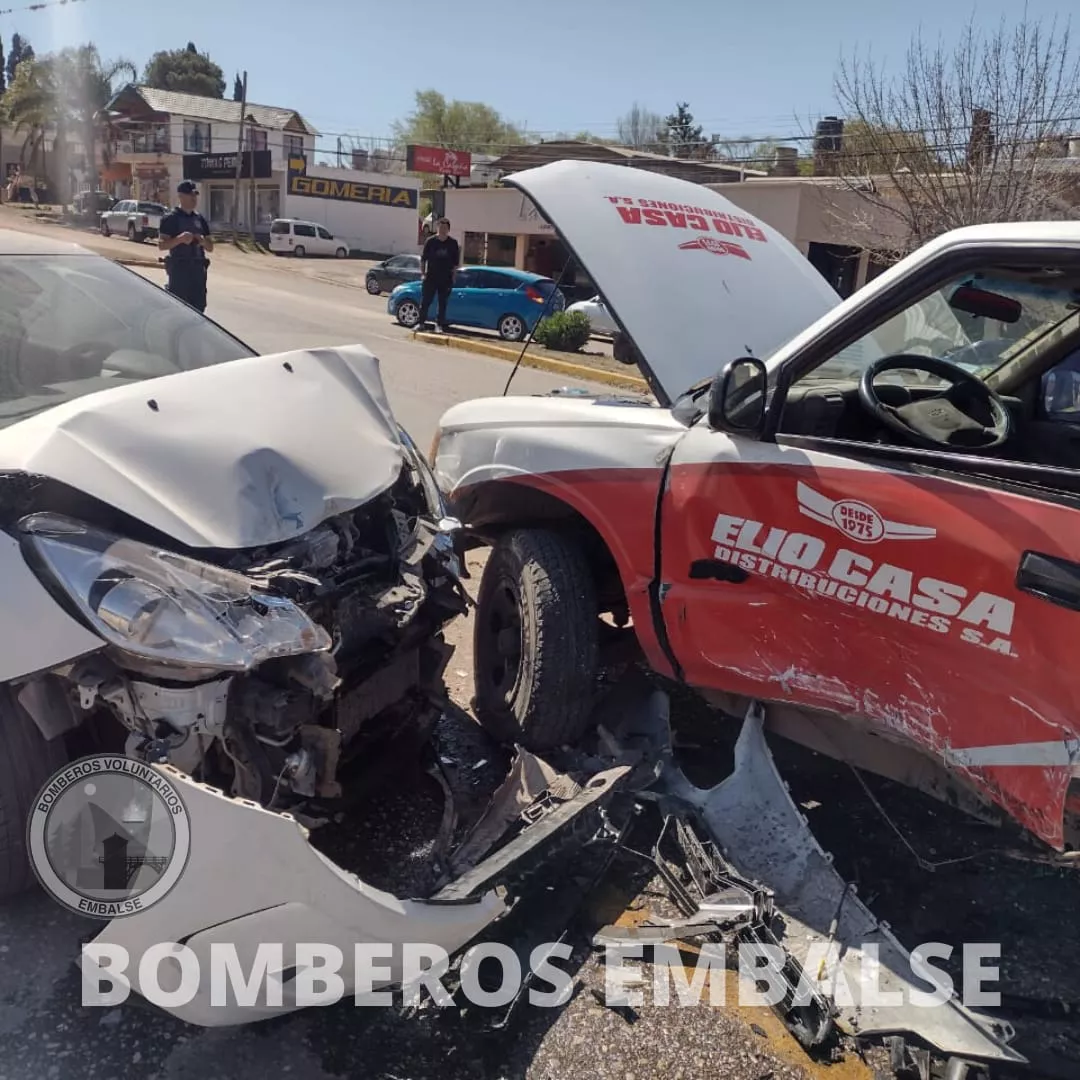 Embalse: una camioneta y un automóvil chocaron frontalmente sobre ruta 5
