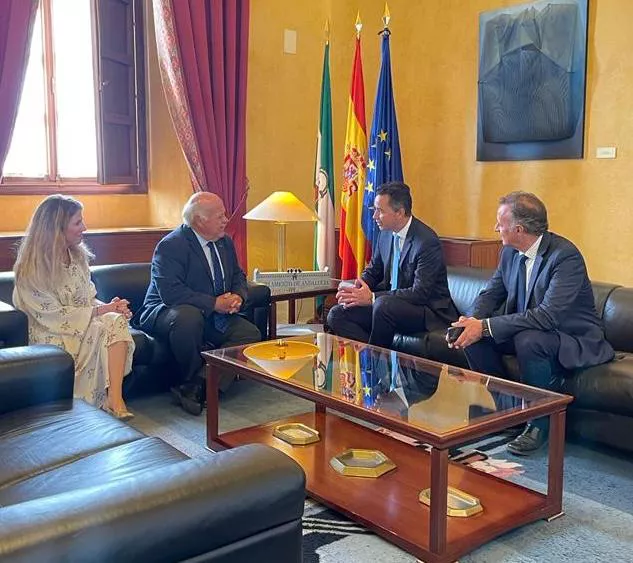 Manuel Calvo fue recibido por el presidente del parlamento de Andalucía