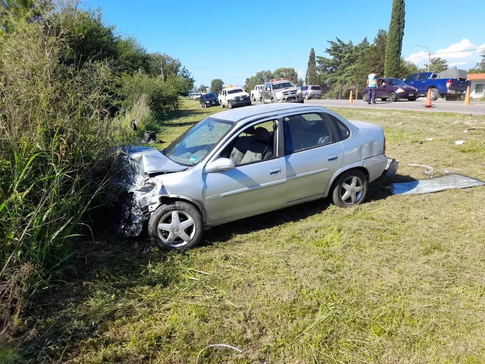 Villa Rumipal: dos automóviles chocaron de manera frontal sobre ruta 5 
