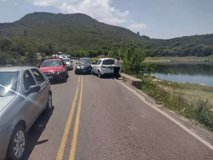 Villa del Dique: dos automóviles chocaron de frente en el puente Las Vacas