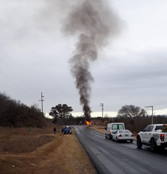 AUTO INCENDIADO STA ROSA 03
