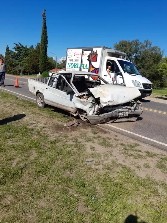 Villa Rumipal: dos automóviles chocaron de manera frontal sobre ruta 5 