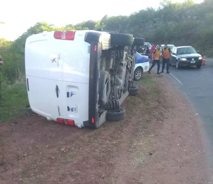 Villa del Dique: una trafic Volvo tras chocar con un auto en el puente Las Vacas