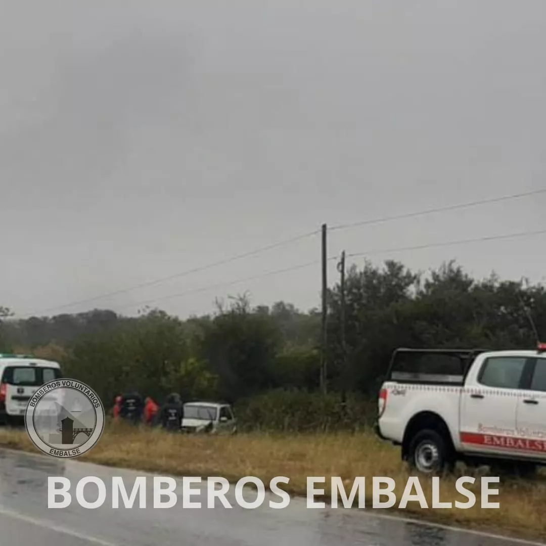 Embalse: un automóvil despistó producto del agua acumulada en la ruta