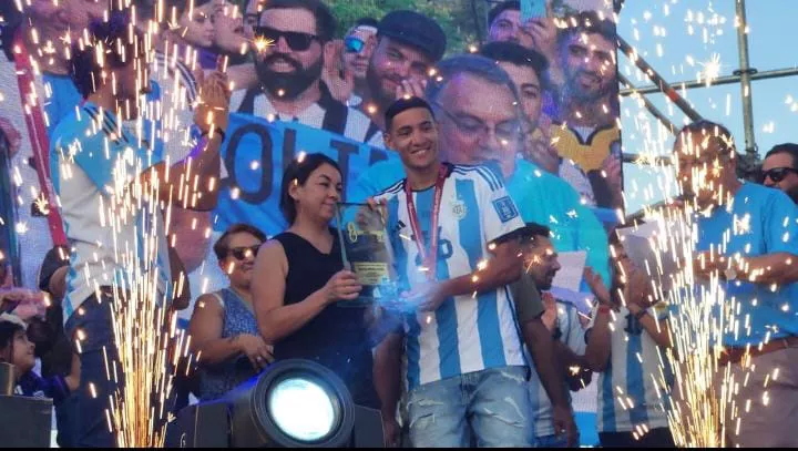 Nahuel Molina Lucero fue recibido por una multitud en Embalse