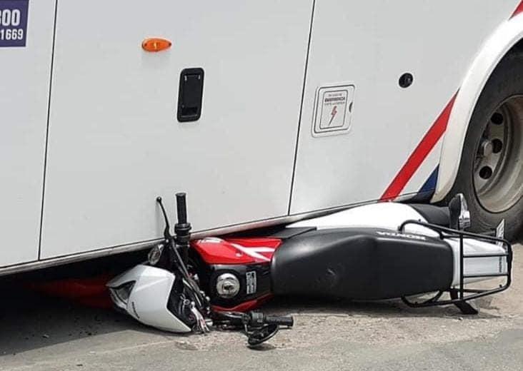 Moto quedó abajo de colectivo 01