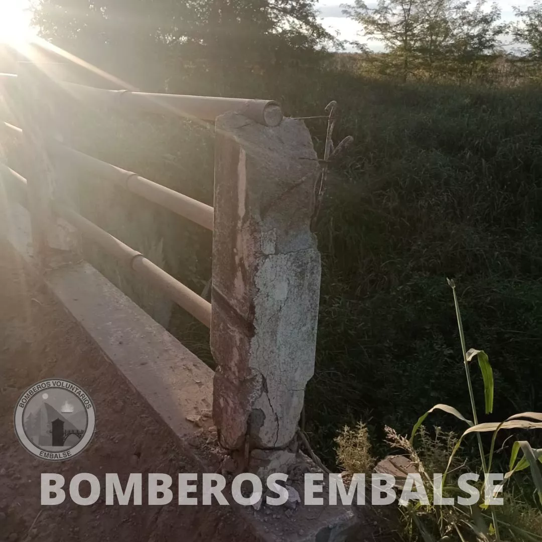 Embalse: un automóvil volcó y se prendió fuego