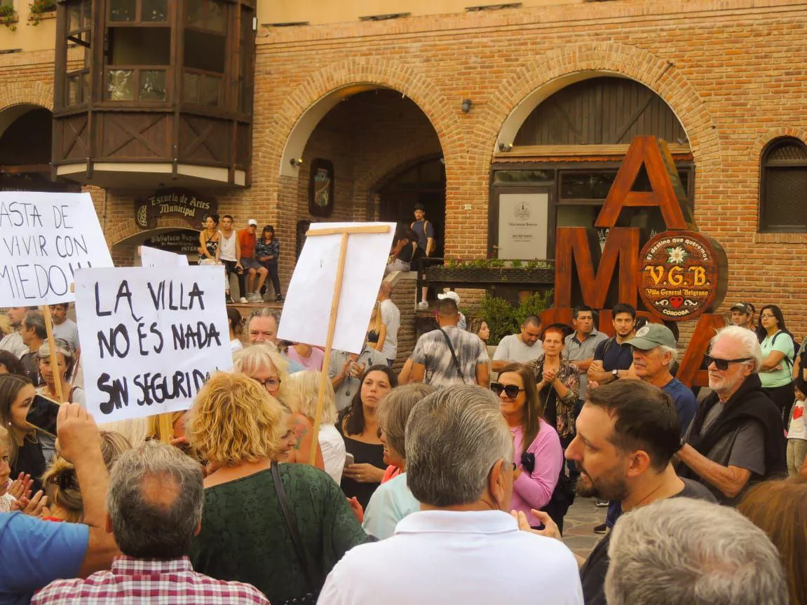 Marcha en reclamo de mayor seguridad en Villa General Belgrano. Gentileza: Alejandro Montbrun Marcha en reclamo de mayor seguridad en Villa General Belgrano. Gentileza: Alejandro Montbrun