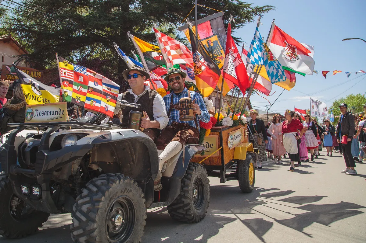 Desfile centro Oktoberfest de Villa General Belgrano