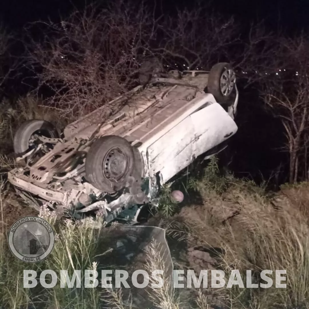 Embalse: un automóvil volcó espectacularmente sobre ruta 5