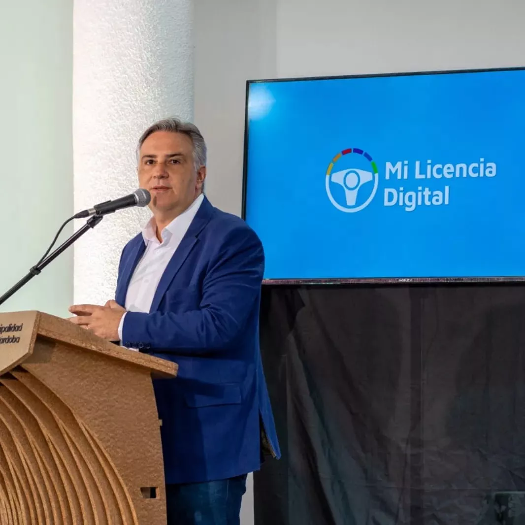 Llaryora plataforma licencia
