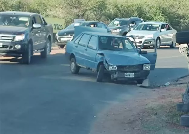 Villa del Dique: una trafic Volvo tras chocar con un auto en el puente Las Vacas