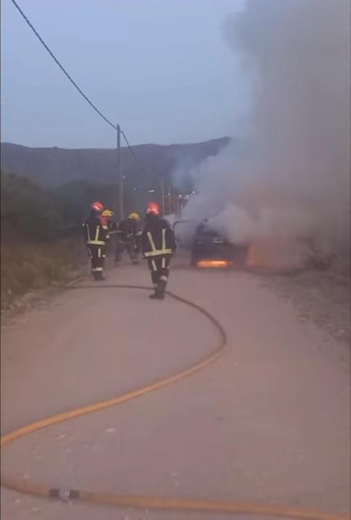 Incendio vehicular en villa general belgrano