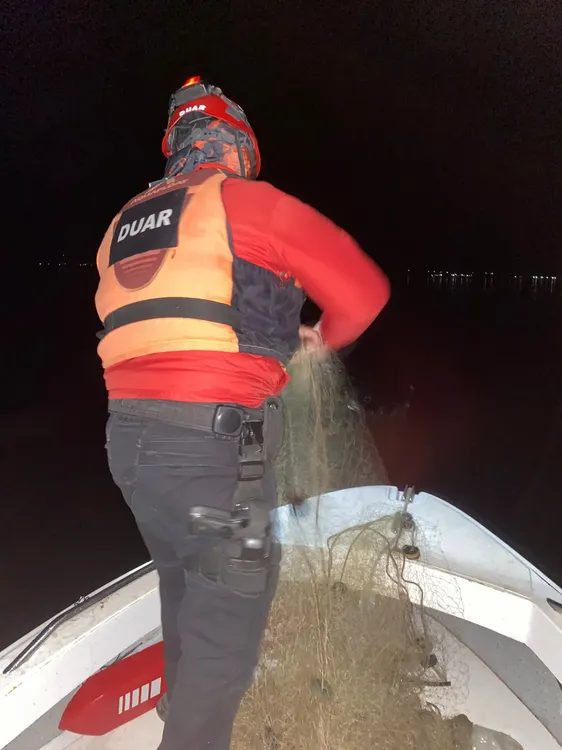 Calamuchita: fuerzas de seguridad detectaron red de pesca ilegal en Embalse, entre Villa Rumipal y Villa del Dique