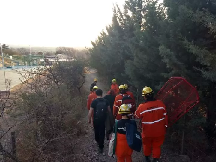 Villa General Belgrano: bomberos rescataron a una persona lesionada en el Cerro de la Vírgen