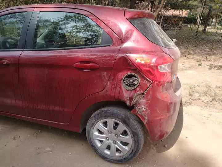 Villa General Belgrano: una motocicleta impactó contra un auto 