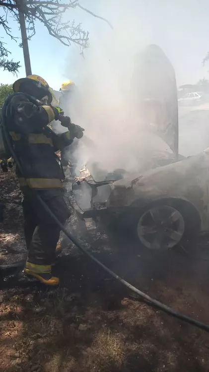 Bomberos de Calamuchita intervinieron en un incendio de automóvil y vivienda