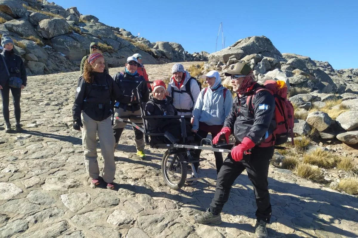 Una turista proveniente de España subió al Cerro Champaquí en silla accesible y cumplió su sueño