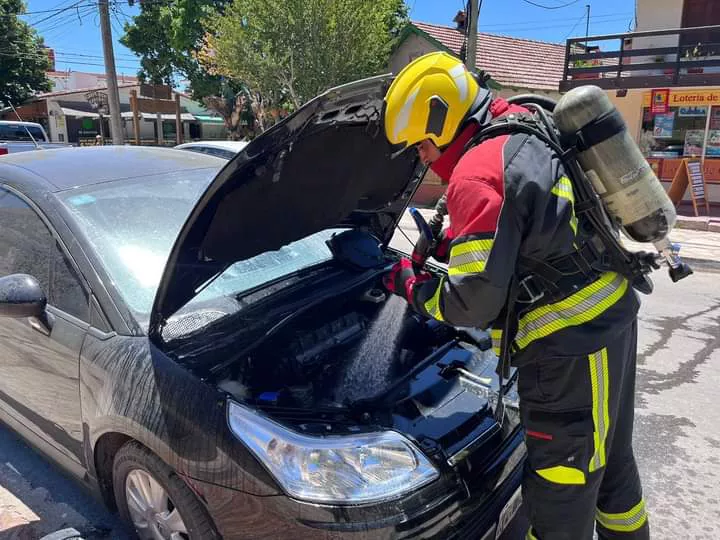 Villa General Belgrano: bomberos trabajaron en un incendio de automóvil