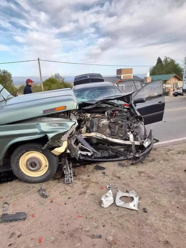 Rutas peligrosas: una camioneta y un automóvil chocaron de frente en El Corcovado