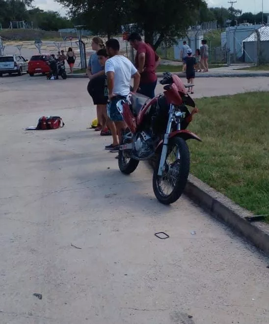 Una mujer cayo de su moto en Embalse