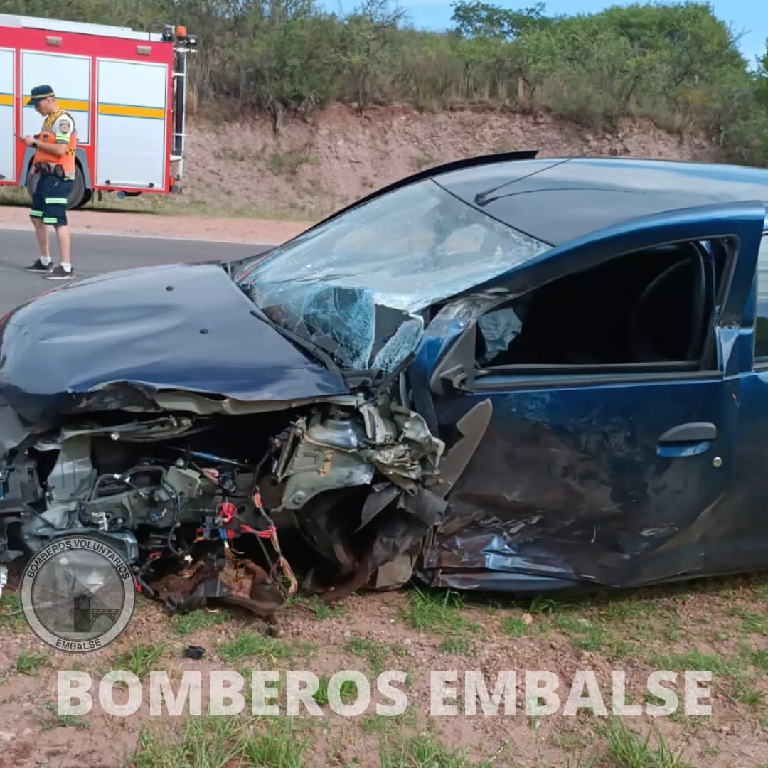 Embalse: un automóvil y un camión impactaron en la ruta 5 