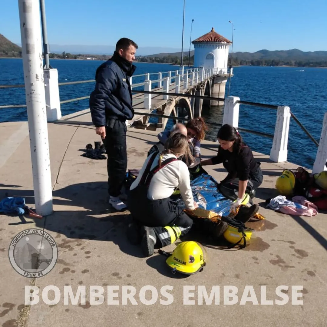 Bomberos rescatan a una persona que cayó al agua