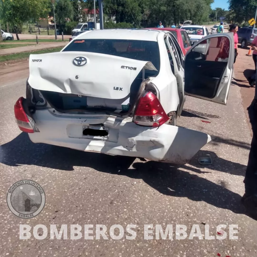 Embalse: 4 vehículos chocaron por alcance sobre la ruta 5