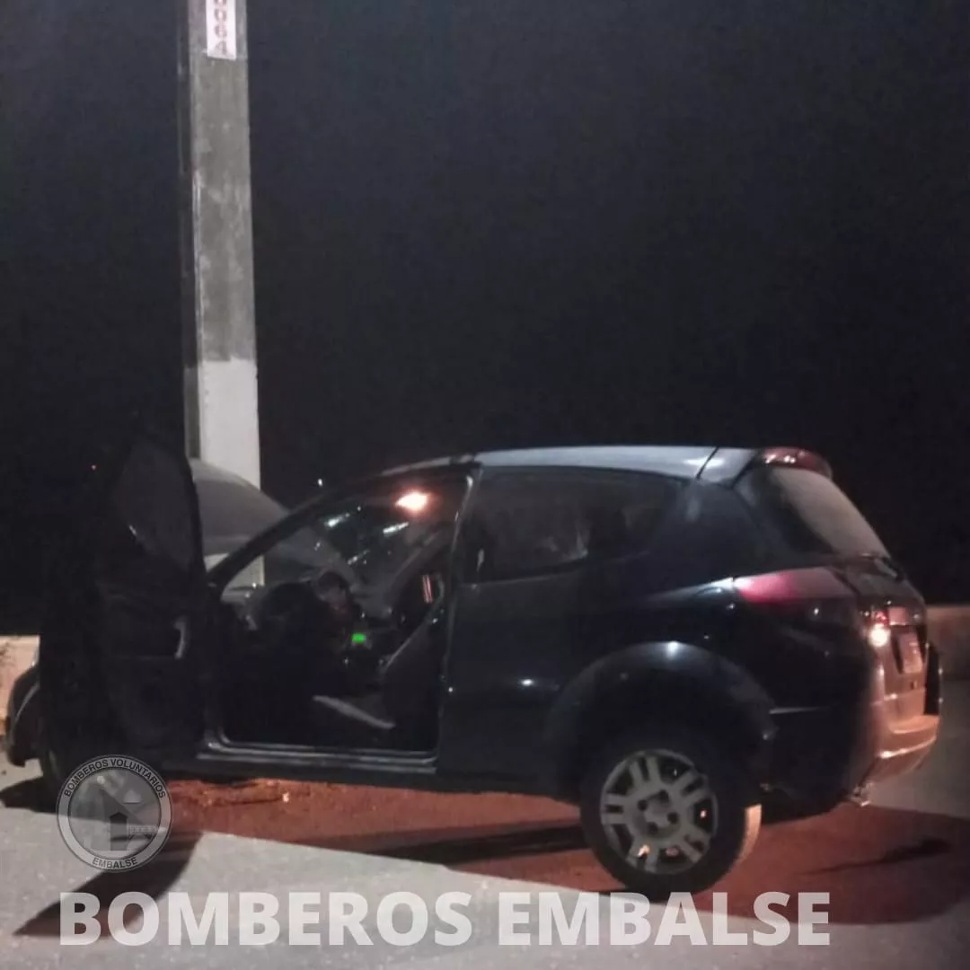 Embalse: un automóvil chocó contra una columna de cemento 