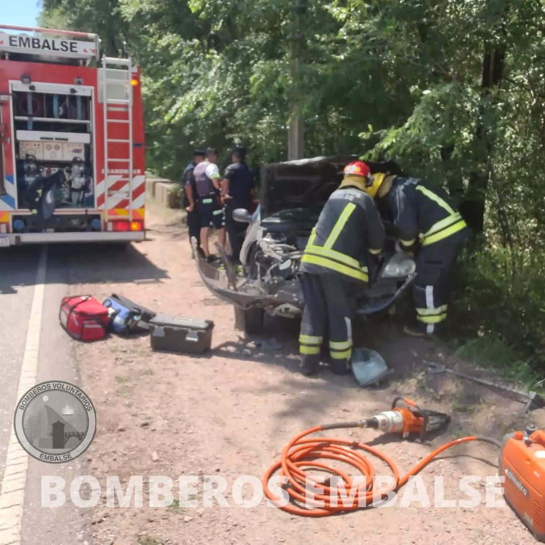 Embalse: un automóvil rozó a otro y perdió el control