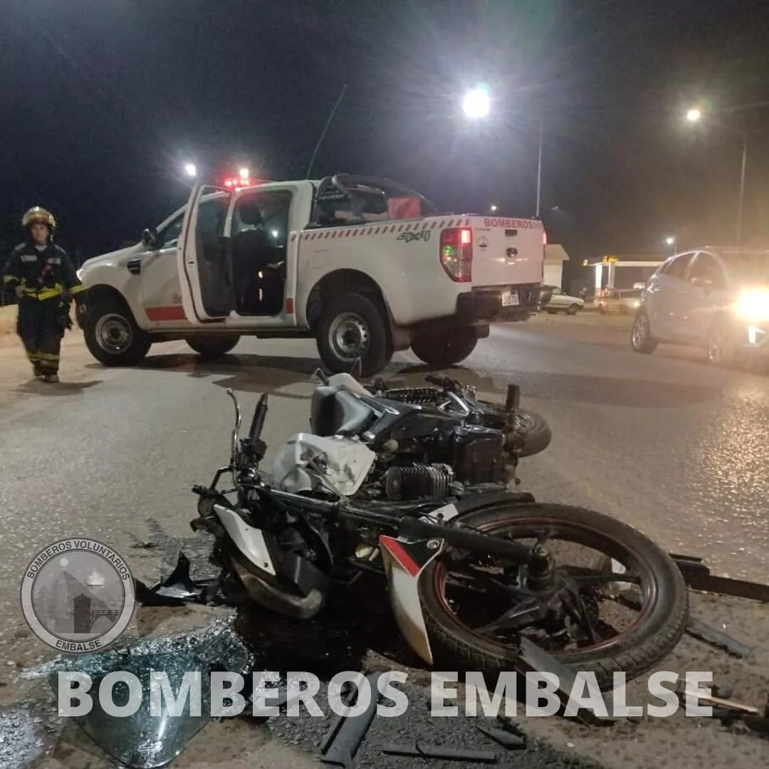 Embalse: una motocicleta impactó contra un auto sobre la ruta 5