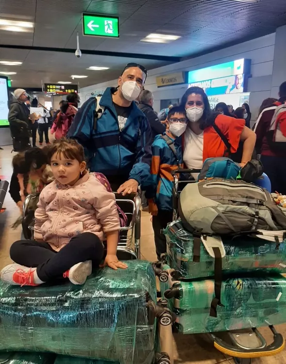 Renata Cesaroni y su familia en el aeropuerto