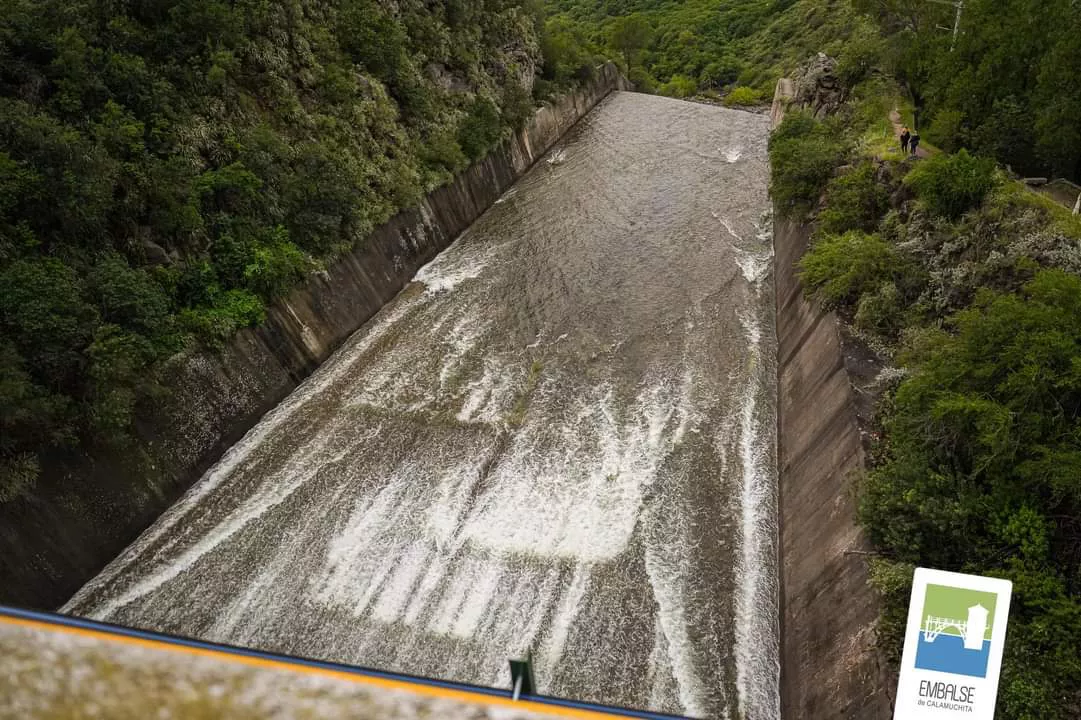 Embalse: comenzó a pasar agua por el vertedero