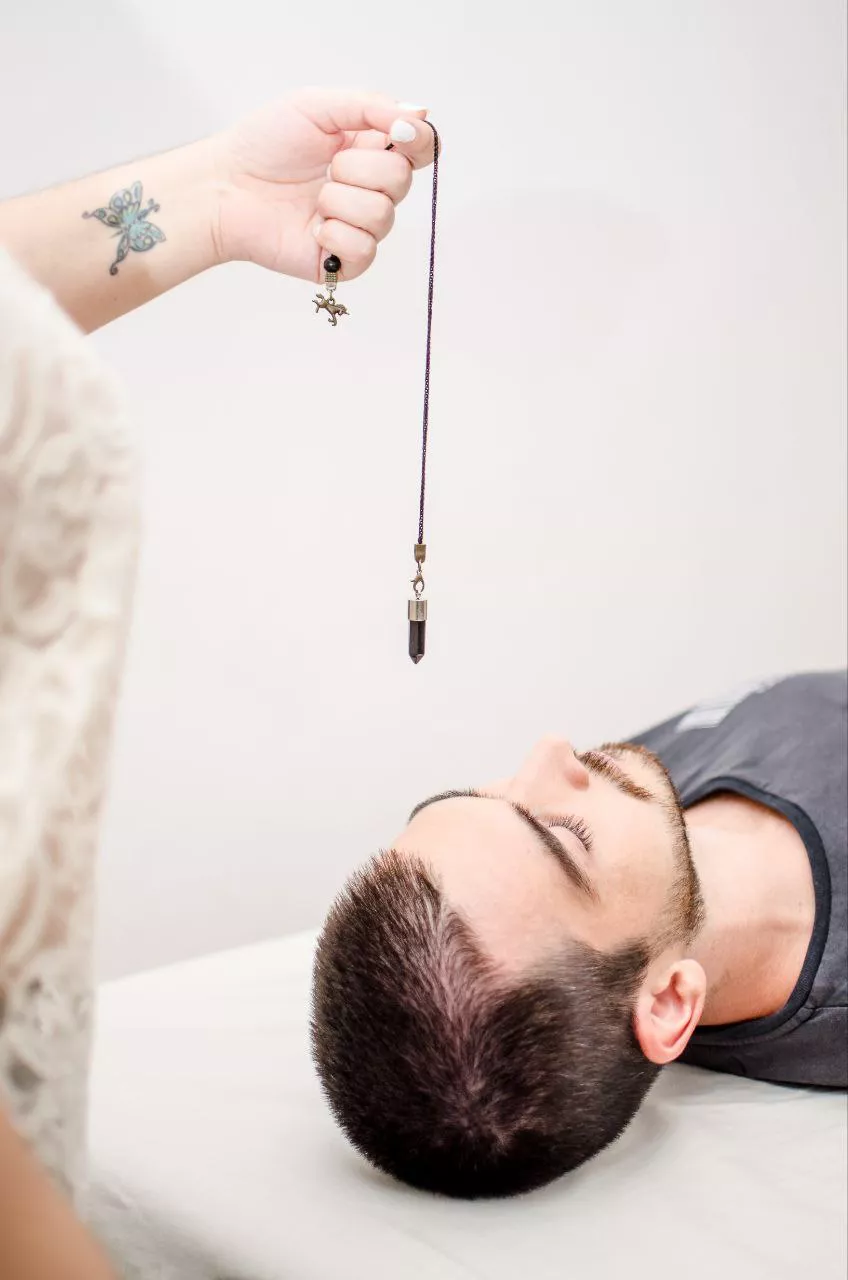 Nabila, una "esotérica" emprendedora que apuesta por la práctica del Reiki en Calamuchita