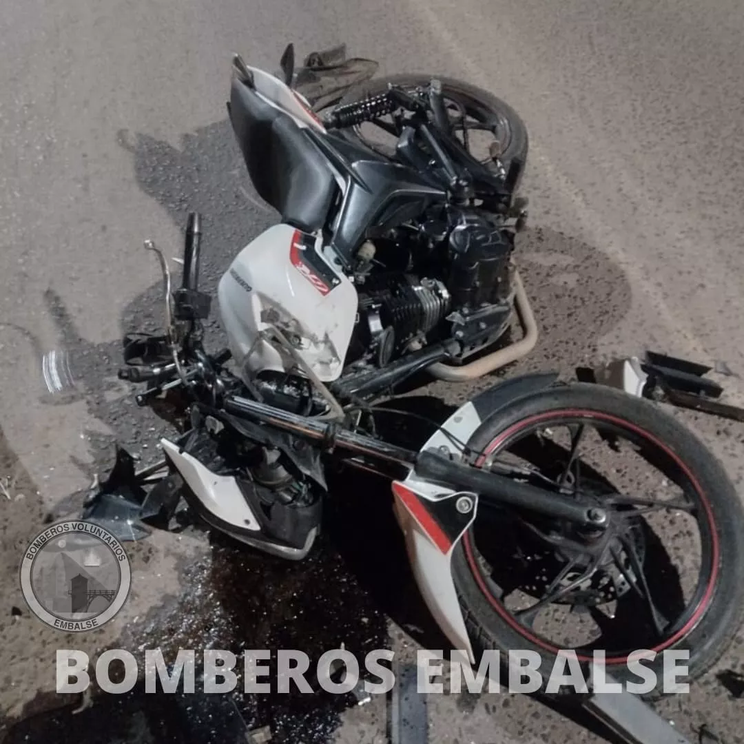 Embalse: una motocicleta impactó contra un auto sobre la ruta 5