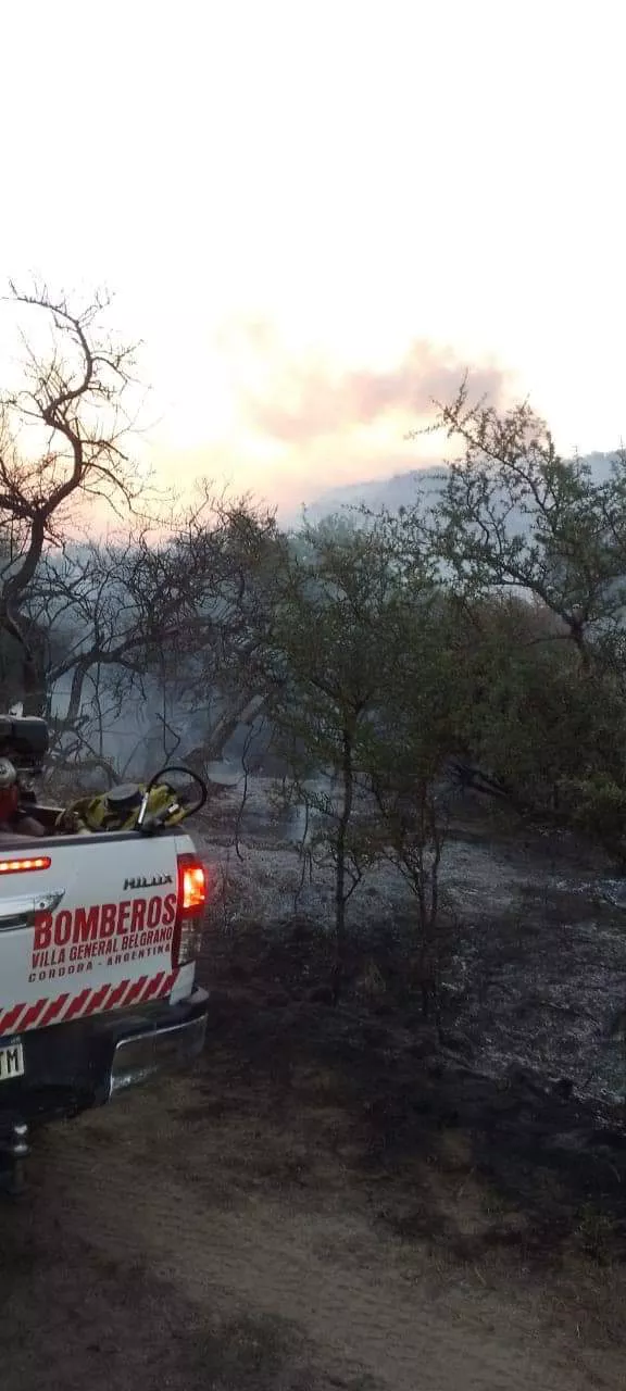 José de la Quintana: bomberos de la regional 7 colaboran en el incendio en predios militares. Se escucharon detonaciones