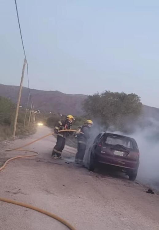 Incendio vehicular en villa general belgrano