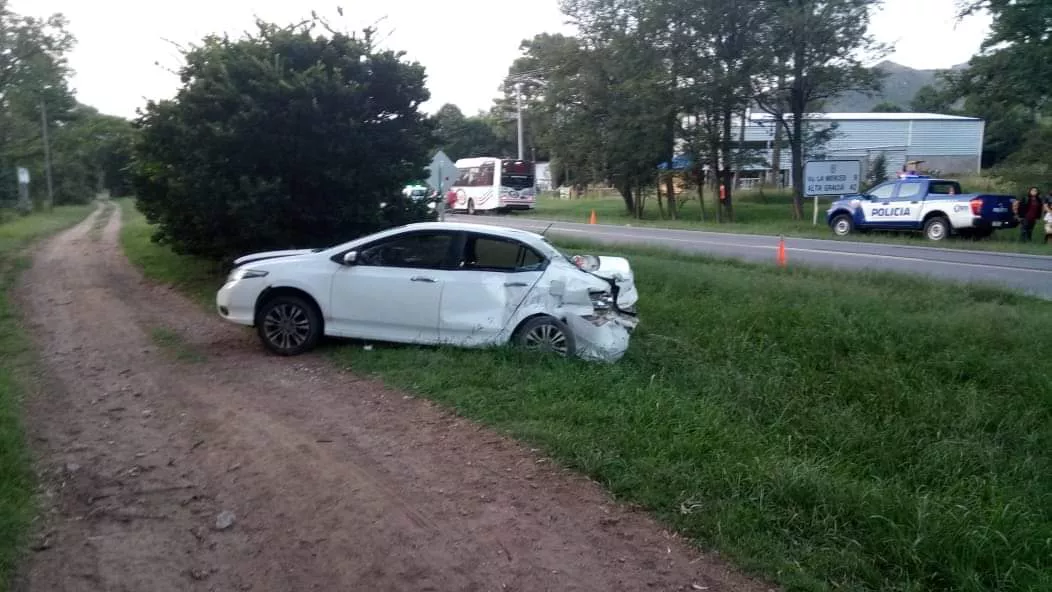 Villa General Belgrano: un colectivo impactó con un auto ena ruta 5