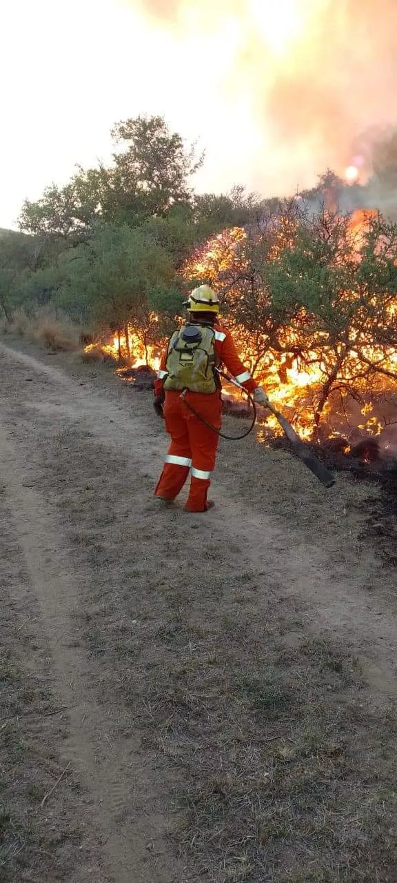 José de la Quintana: bomberos de la regional 7 colaboran en el incendio en predios militares. Se escucharon detonaciones José de la Quintana: bomberos de la regional 7 colaboran en el incendio en predios militares. Se escucharon detonaciones